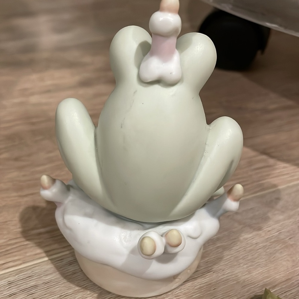 Precious Moments Birthday Club Frog on Cake Figure "HOPPY BIRTHDAY" 1995 Charter - Picture 4 of 5